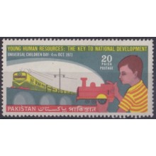F-EX63453 PAKISTAN MNH 1971 HUMAN RESOURCES CHILDREN RAILROAD TRAIN LOCOMOTIVE.
